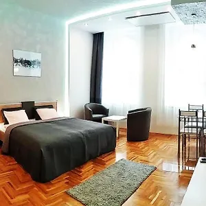  Apartman Unique Town Apartment. Clear Comfort.